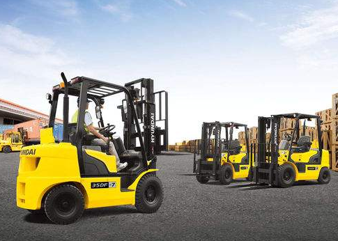 叉車租賃公司告訴你電動(dòng)叉車與電瓶叉車有區(qū)別有哪些